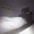 ÕUDNE VIDEO | Vaata, kuidas majas ringi hiiliv kummitus üht pereisa öösel hirmutab