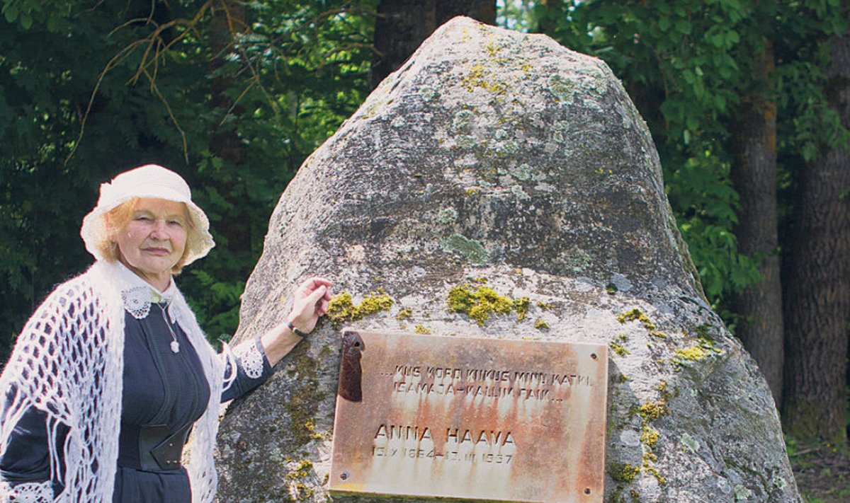 Anna Haava suurim  austaja Linda Olmaru  poetessi sünnipaika  tähistava kivi juures. 