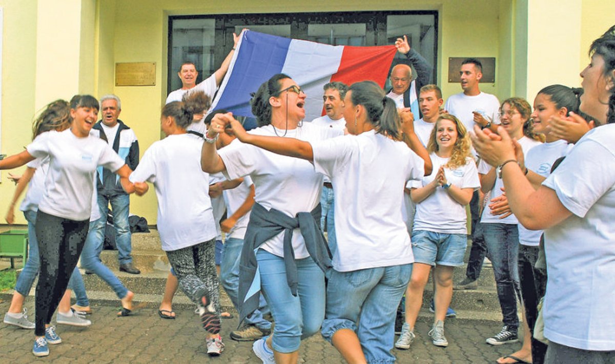 Prantsusmaa Rivierast Mentoni linnast pärit 35-liikmeline  folkloorirühm La Mentonnaise lõi laulu ja tantsu lahti kohe saabumise päeval. 