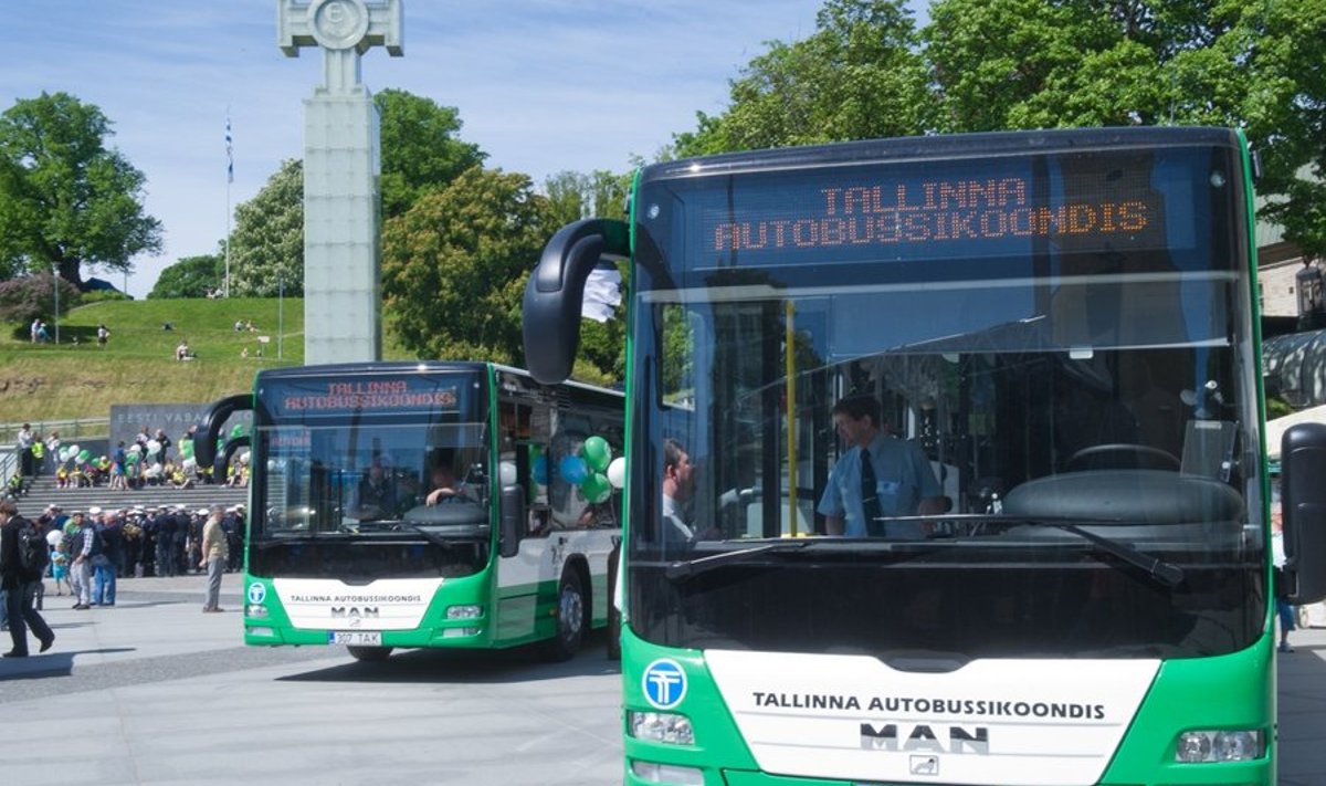 Tallinna Autobussikoondise 90. aastapäeva tähistamine Tallinnas Vabaduse väljakul