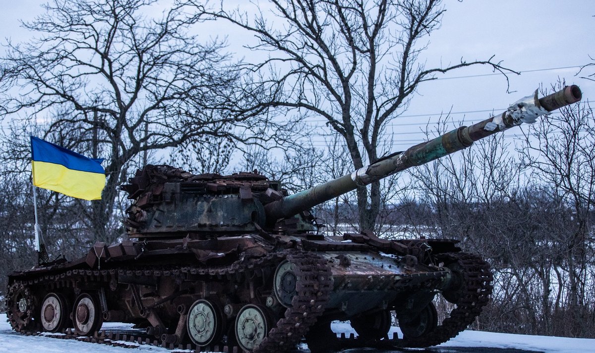 Tank Ukrainas rindejoone ääres