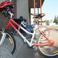 ФОТО: Добродушный эксперимент волости — "бесплатный" велосипед украли и перекрасили