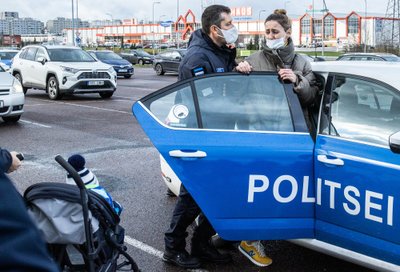 Politsei maskipatrull surub Lasnamäe Centrumi parklas autosse lapsega ema, kes keeldus kandmast maski ja osutas politseile vastupanu.