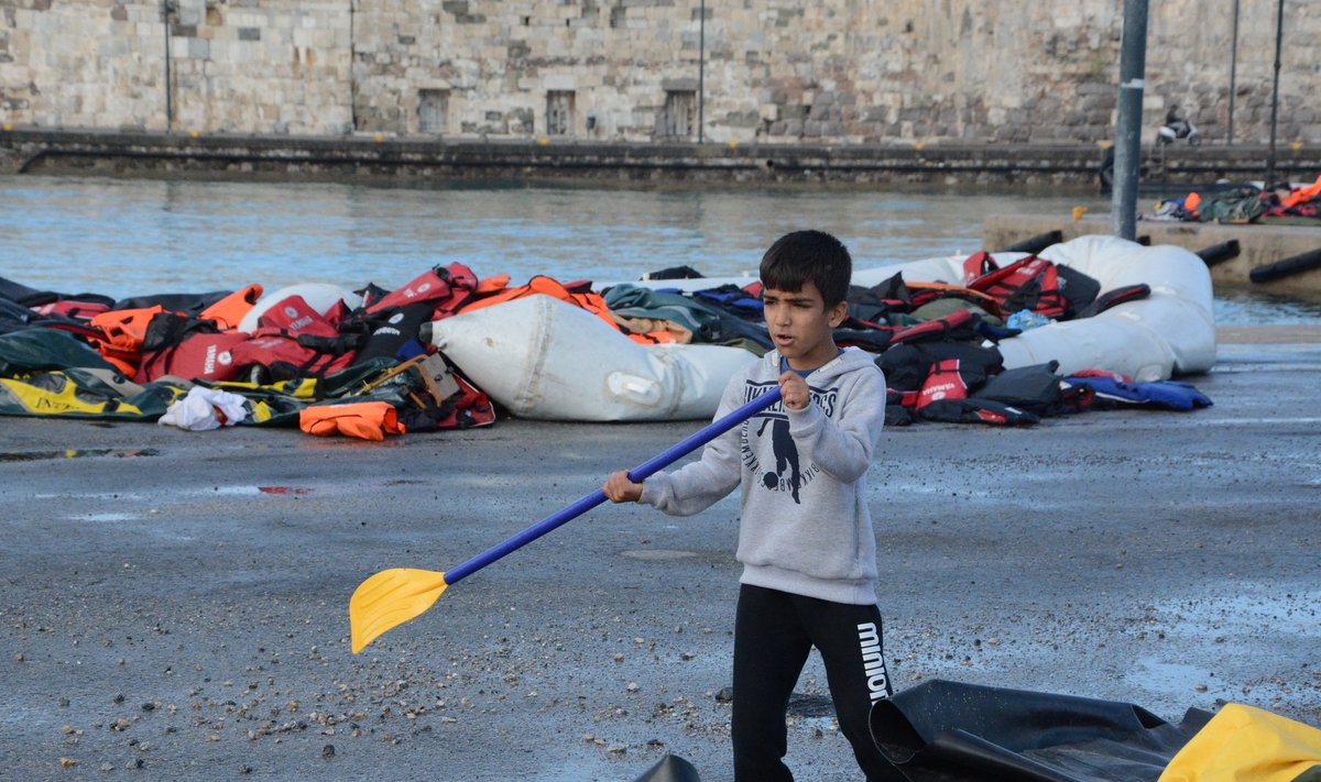 Ka ise merelt pääsenud poisike on tulnud vaatama lainetest kaile tõstetud kraami ja mängib plastaeruga.