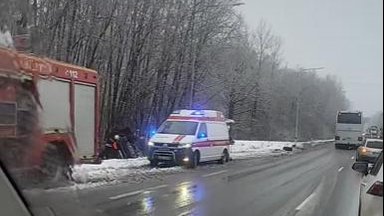 ФОТО | При столкновении легковушки и автобуса погиб человек