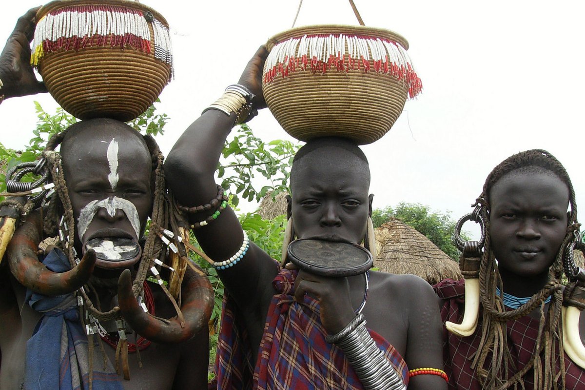 Тарелка в губе племя. Африка семья традиции.