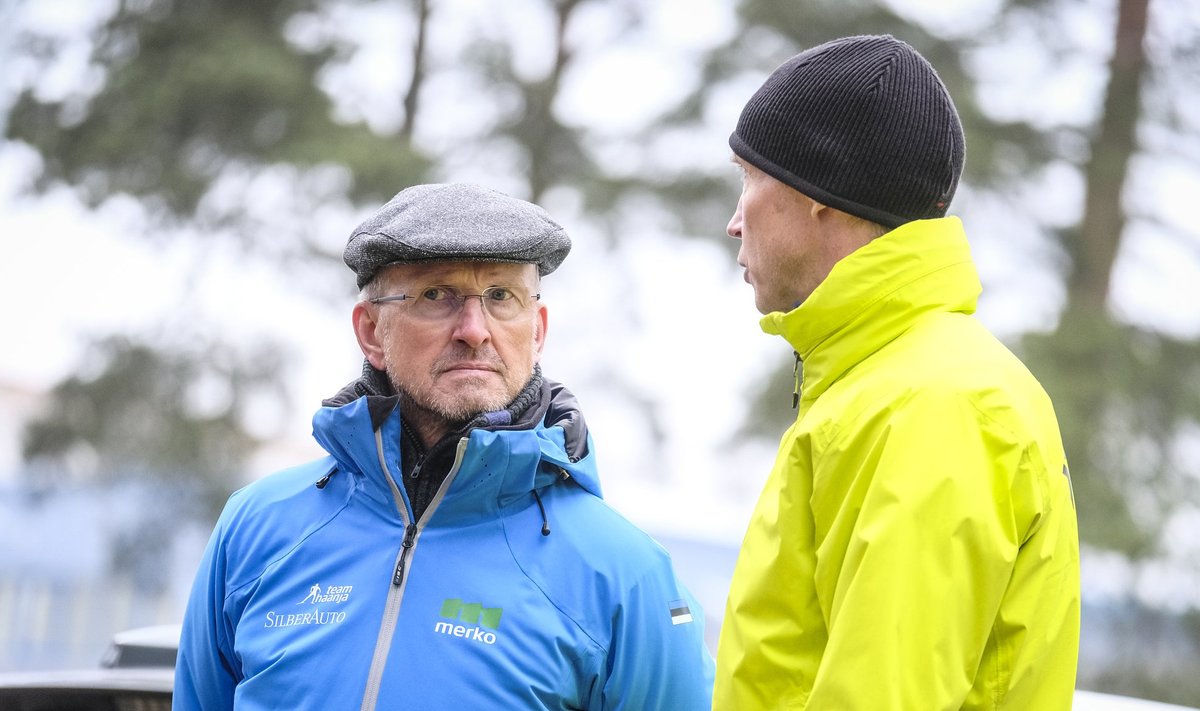 Team Haanja riietuses Mati Alaver vestleb 2016. aasta sügisel tiimi hooaja avaüritusel Raul Ollega. Selleks hetkeks on ta Karel Tammjärve ja Algo Kärbi juba dopingusüsteemi tõuganud.