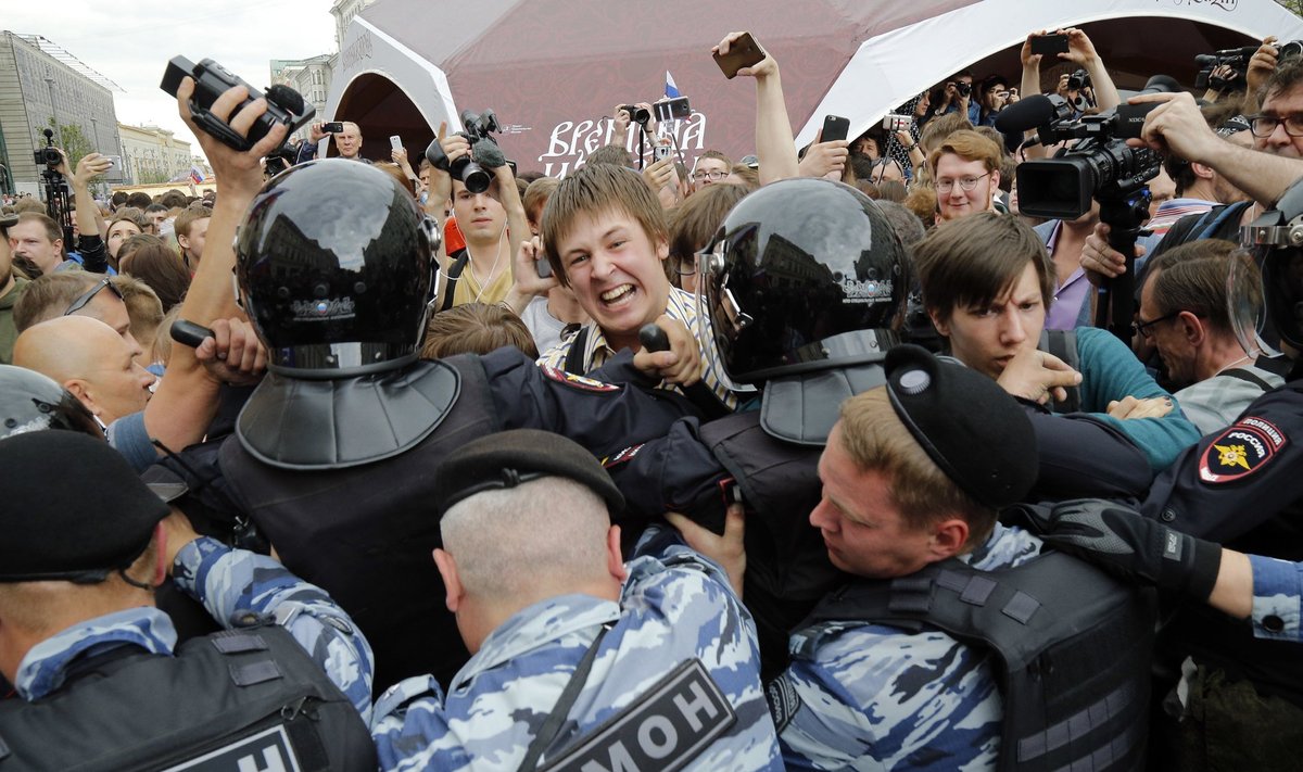 Moskvas kasutas korrakaitse märtsiga võrreldes rohkem jõudu, käiku läksid nii nuiad kui ka pisargaas.