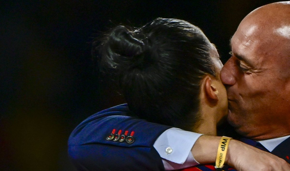 Saatuslik suudlus: Luis Rubiales haarab võitu tähistades Jennifer Hermoso oma embusesse.