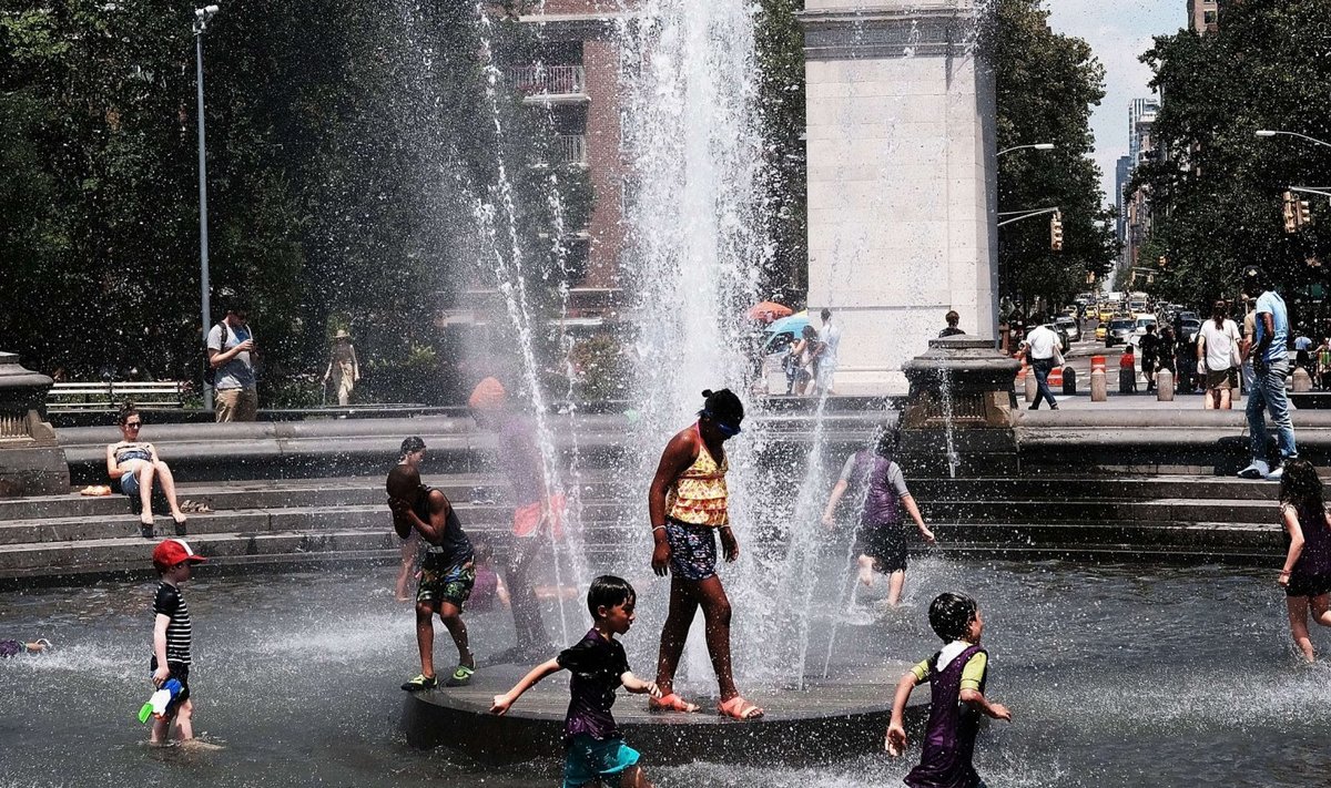 New Yorgi lapsed pagevad kuuma eest purskkaevu jalutama. (Foto: AFP)