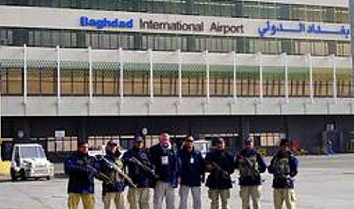 WELCOME TO IRAQ: Bagdadi rahvusvahe­lise lennuvälja eriülesannetega konsultandina töötanud Andres Sepp (keskel ringis) poseerib koos kolleegidega. erakogu