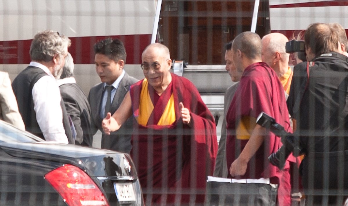 Dalai laama saabumine Tallinna lennujaama