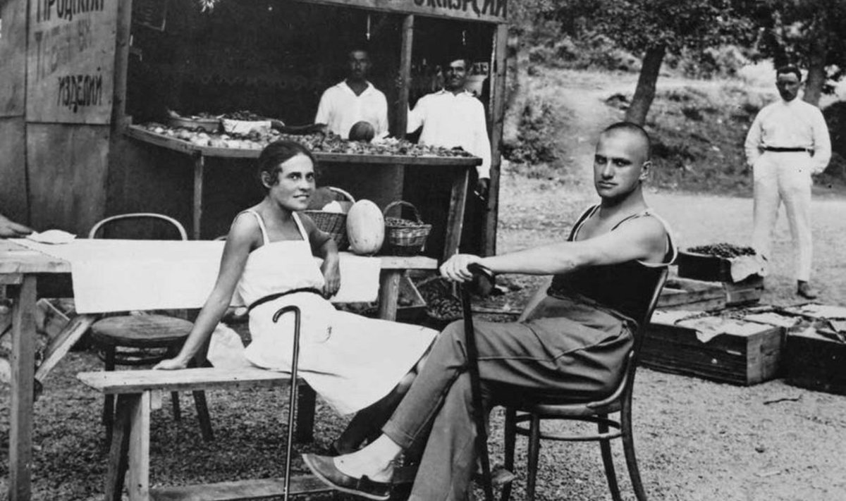Veider harmoonia: Lili Brik 1926. aastal Krimmis koos Majakovskiga, kes oli tema abikaasa sõber ja tema enda armuke. (repro raamatust)