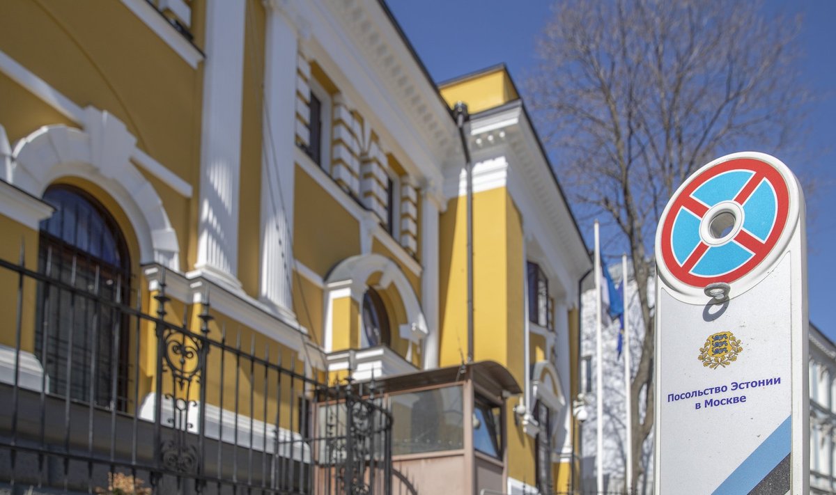 Eesti saatkond Moskvas, kollane päikeselaik muidu sinisevõitu tänaval