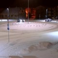 VIDEO: Kuidas siit mööda saab? Saaremaal sattus autojuht vist esimest korda ringristmikule