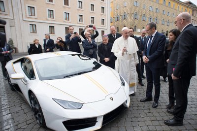 Lamborghini ja paavst.