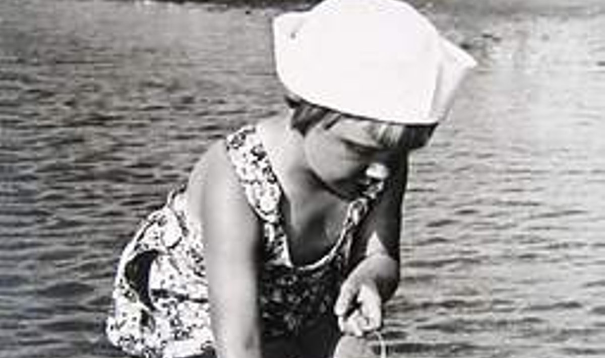 Suveidüll: Väike preili tunneb Pirita rannas veest ja päikesest täit rõõmu. Foto 1930. aastate keskelt. Eesti Filmiarhiiv