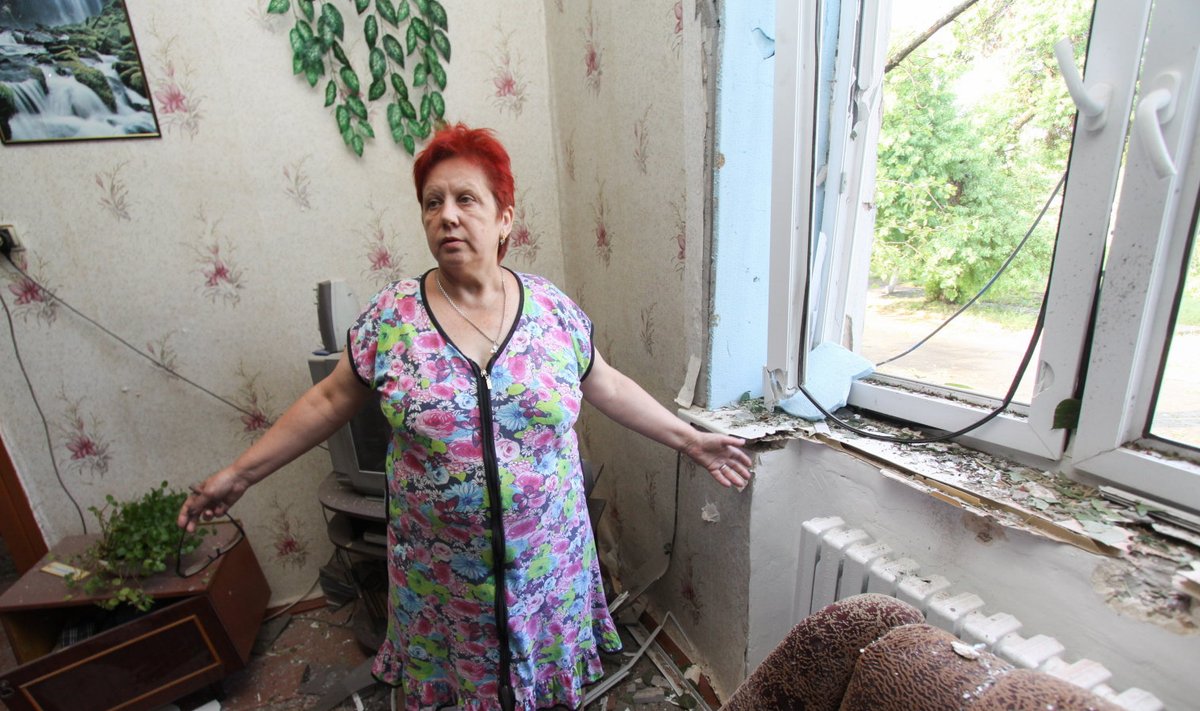 Donetski elanik juuni lõpus mürsurünnaku üle elanud kodus.