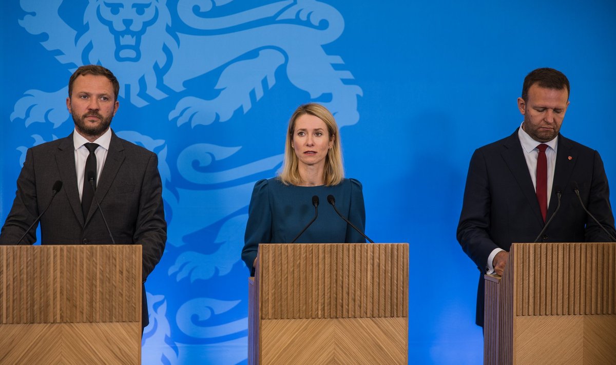 Маргус Цахкна (Eesti 200), Кая Каллас (Партия реформ) и Лаури Ляэнеметс (Социал-демократическая партия) представляют государственный бюджет. Сейчас у партнеров по коалиции большие разногласия