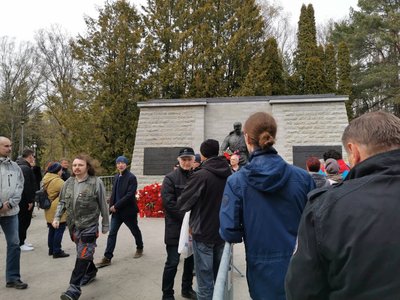 Pronkssõduri juurde pääsemiseks pidi mees siiski embleemi rinnust eemaldama.