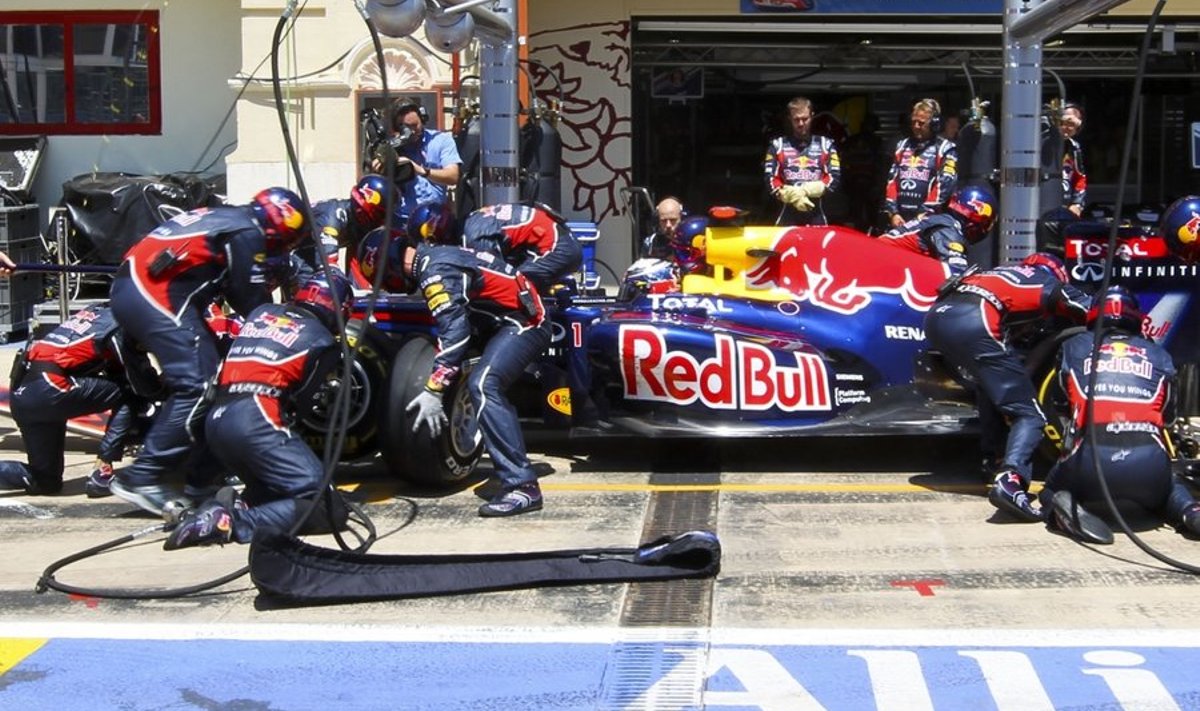 Red Bulli mehaanikud askeldamas Sebastian Vetteli masina ümber, vormel-1
