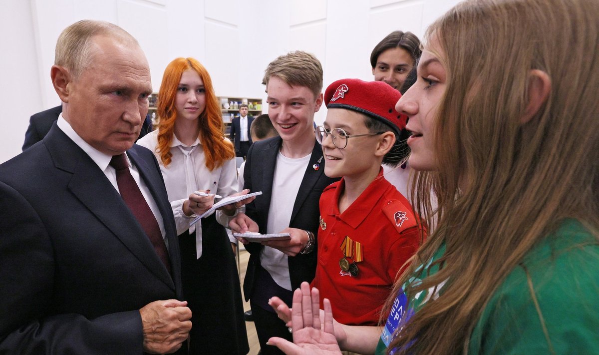 Vene president Vladimir Putin inspekteerib noorte hingelis-moraalseid väärtuseid. Kaliningrad, 1. september