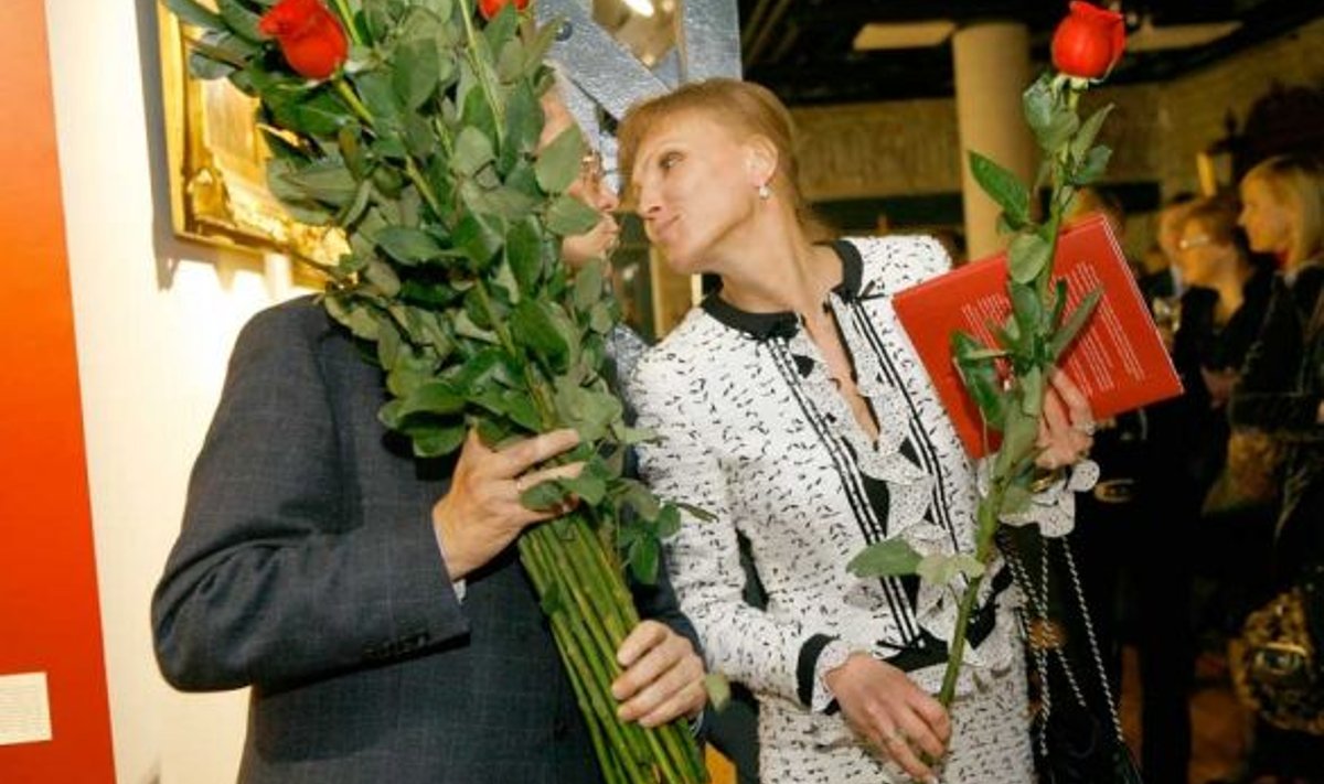 Urmas Sõõrumaale “lilleneiuna” abiks olnud Priit Maran täidab hea meelega ka teisi kohustusi. Galeriide RIOS ja US Art Gallery kunstikonsultandil Jelena Tsurkanil on täna igatahes tähtis õhtu. (Annika Haas)