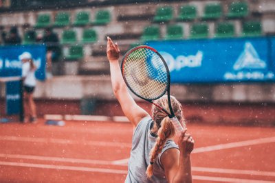 Las kallab! Eesti meistrivõistlused tennises olid hädas vihmapausidega, mistõttu võeti enne suurema sabina tulekut enam-vähem mängitavatest oludest viimast.
