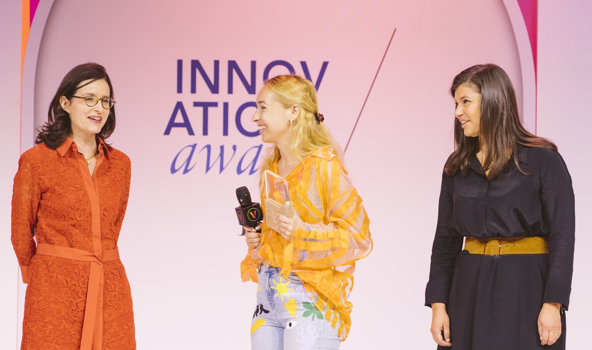 Woola tegevjuht Anna-Liisa Palatu auhinda vastu võtmas