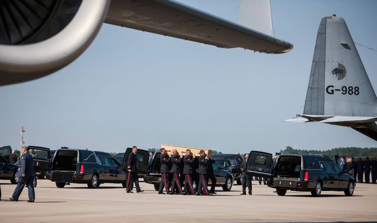 Останки жертв авиакатастрофы MH17 доставлены в Нидерланды