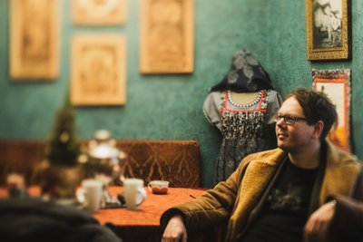 ESIMENE LUGEMINE: Vahur Afanasjev möödunud aasta lõpus Peipsiveerel Tartu Uue Teatri lavastuse „Serafima+Bogdan“ esimesel lugemisel. Oma romaani teatriversiooni, mis 31. juulil Kolkjas esietendub, kirjanik enam ei näe.