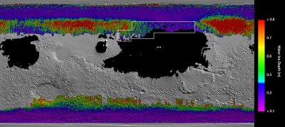 Kaart näitab, kust Marsilt pinnalähedast jääd leida võib. Sinistes ja lillades piirkondades on jää pinna lähedal, rohelise puhul umbes poole meetri sügavusel ja punaste alade puhul sügavamal kui 0,8 meetrit. Valge kast näitab hinnanguliselt kõige paremat maandumisala.