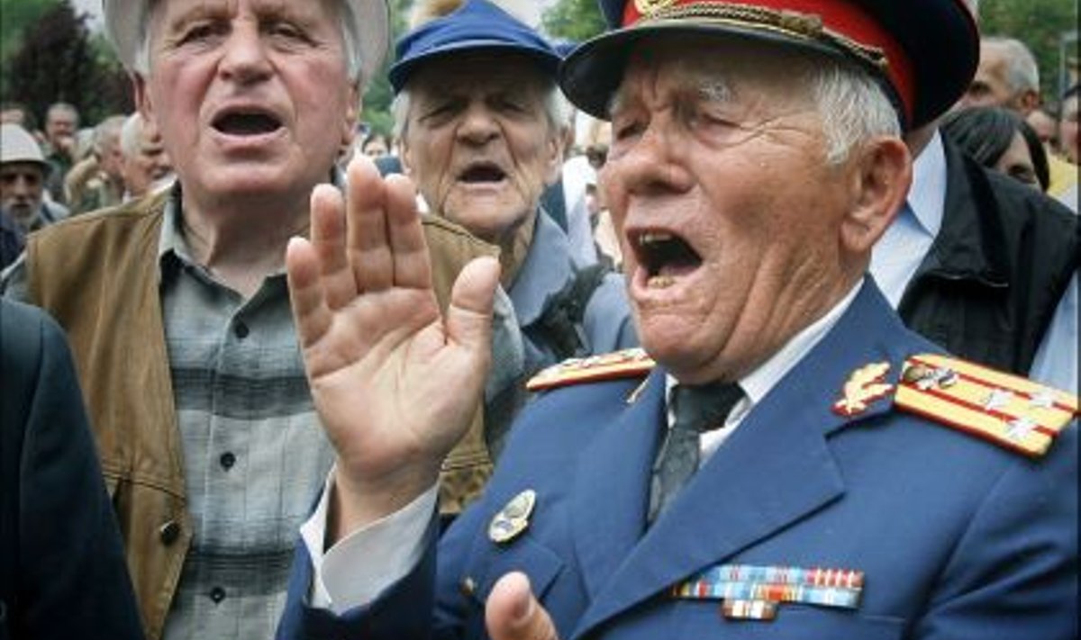 Bukarestis protestiv 84-aastane punavormis erukolonel