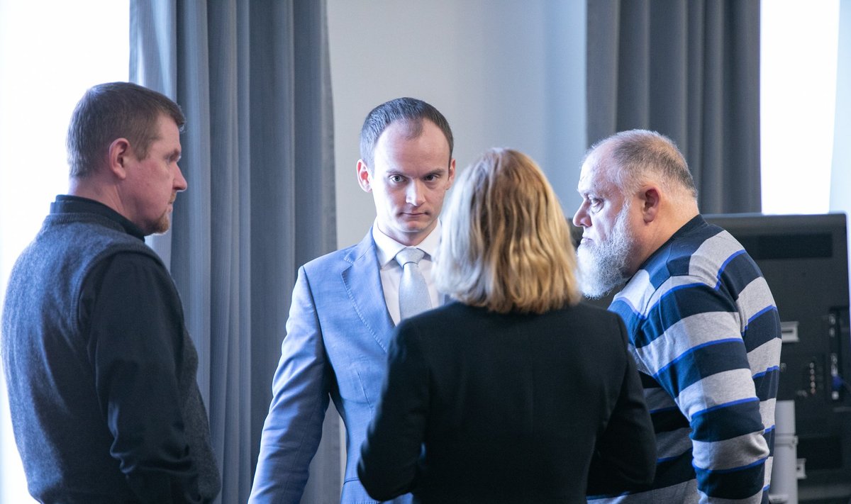 Tuuleärimees Harry Raudvere (paremal) 22. jaanuaril Rakveres toimunud kohtuistungil koos oma advokaatide Piret Blankini (seljaga) ja Edgar-Kaj Velbriga.
