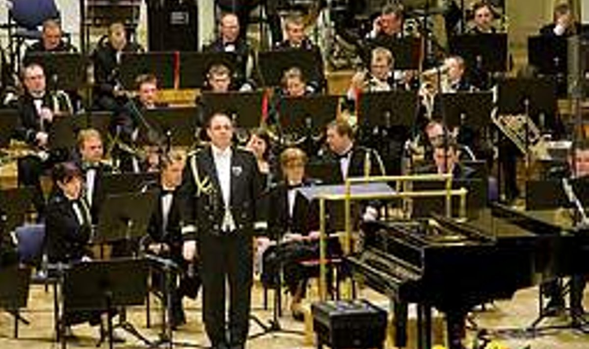 MAJOR SAAN JA TEMA PUHKPILLID: Viimase 15 aasta jooksul on orkester esinenud mõne erandiga kõigile Eestit külastanud kõrgetele külalistele, tseremooniatel mängitakse peamiselt enne aastat 1940 loodud muusikat. Ingmar Muusikus