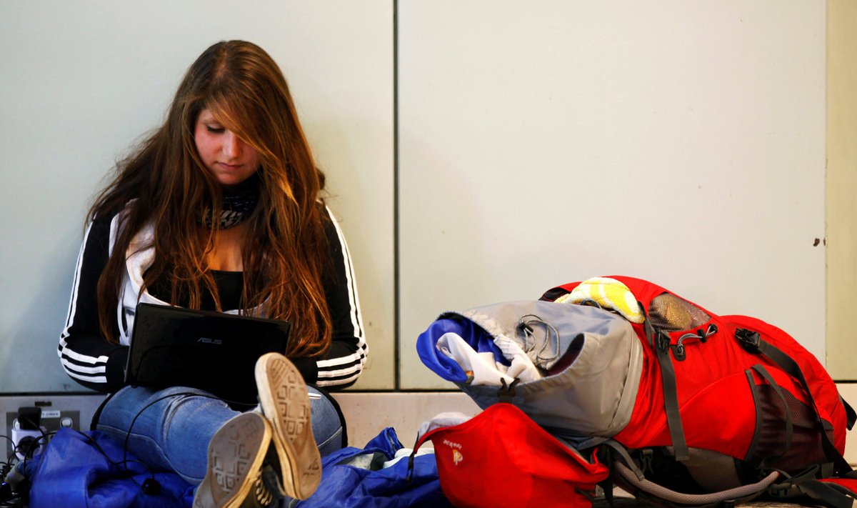 Saksa seljakotiturist Lisa Berkemeyer oma sülearvutiga Sydney lennujaamas.