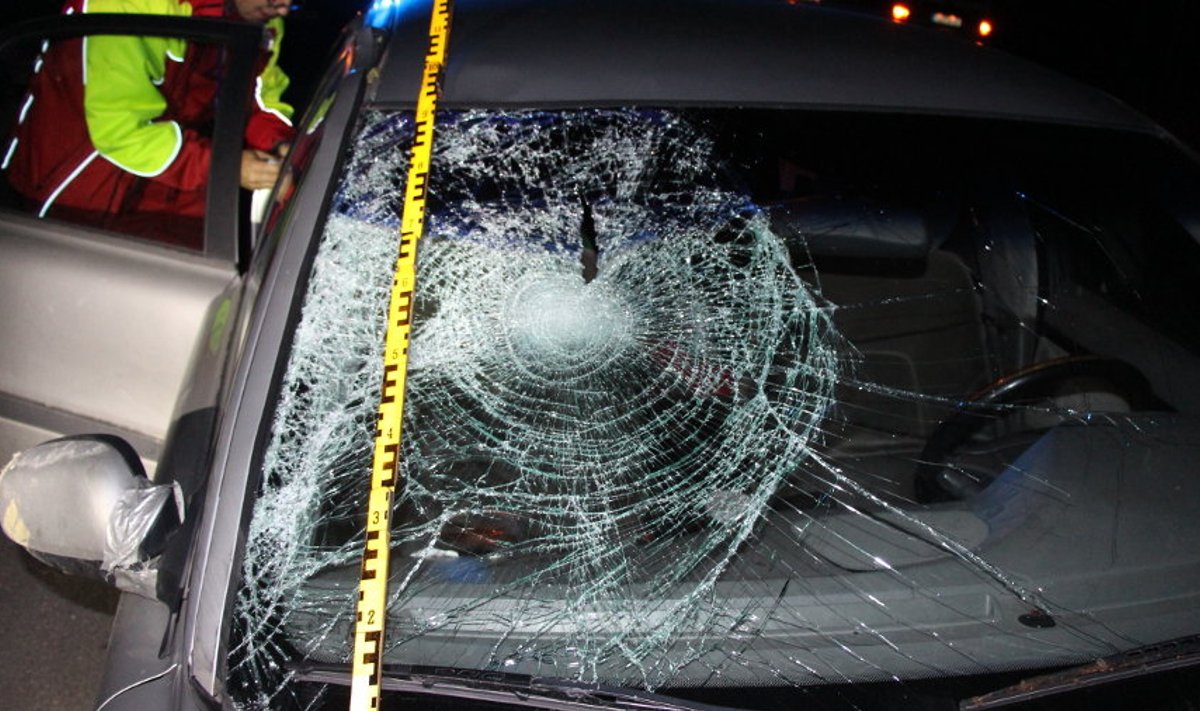 Tartumaal Ülenurme vallas juhtus traagiline liiklusõnnetus, kus pimedal ajal keset sõiduteed liikunud 66-aastane mees sai löögi autolt ning hukkus