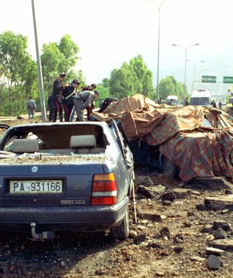 NAGU MAAVÄRIN: Cosa Nostra tappis 1992. aastal võimsa pommiplah-vatuse abil maffiakohtunik Giovanni Falcone, tema abikaasa ja kolm politseinikku.