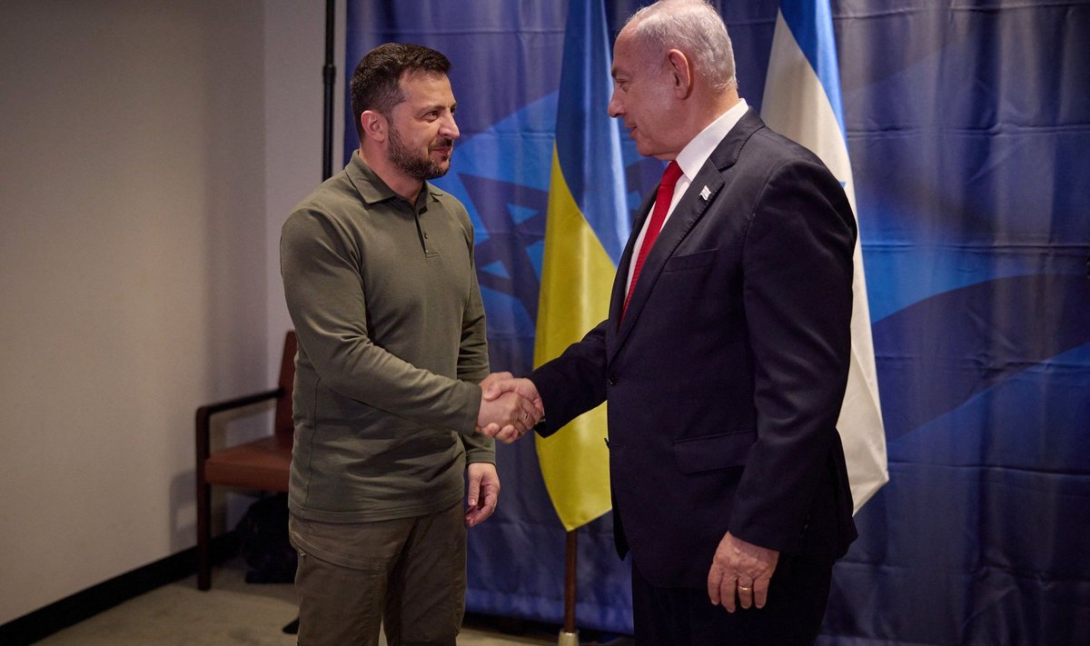 KÄEPIGISTUS: Ukraina president Volodõmõr Zelenskõi ja Iisraeli peaminister Benjamin Netanyahu kohtusid septembris ÜRO peaassamblee ajal New Yorgis. Hetkel on mõlemad riigid sõjas kurja vaenlasega, pühapäeval toimus meestel telefonivestlus