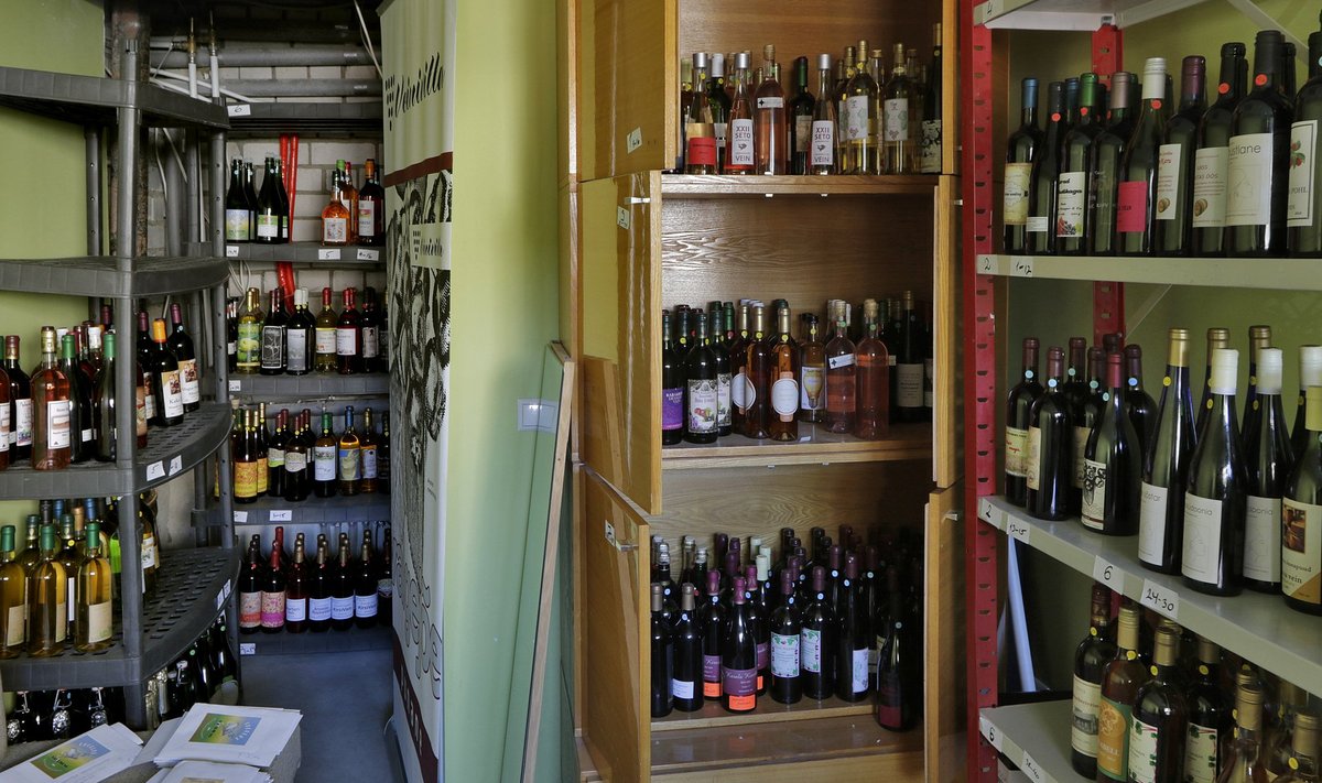 Veinivilla riiulid on koduveinikonkursile toodud veinidest lookas.