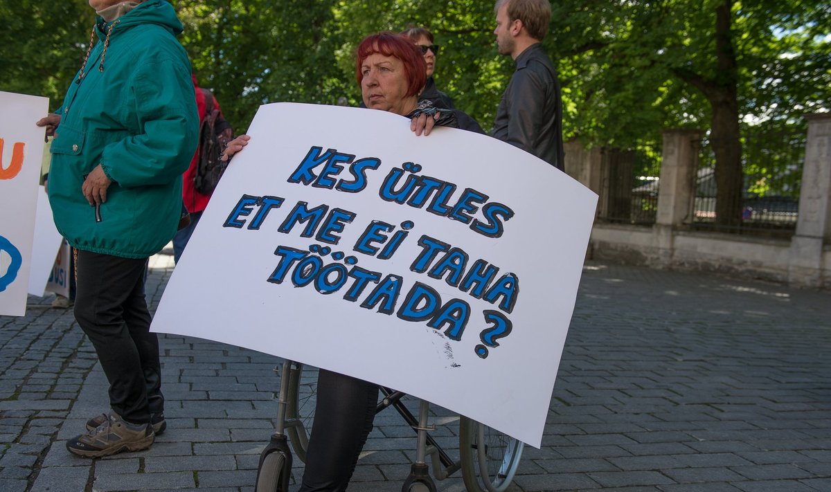 Puuetega inimeste meeleavaldus Tallinnas Toompea lossi ees 17. juunil 2014.