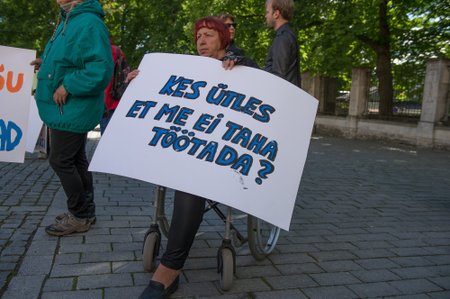 Puuetega inimeste meeleavaldus Tallinnas Toompea lossi ees