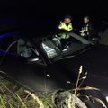 DELFI FOTOD: Tagaajamine Eestimaa südames: tanklaarve maksmata jätnud purjus juht põrutas politsei eest põgenedes otse teesulgu