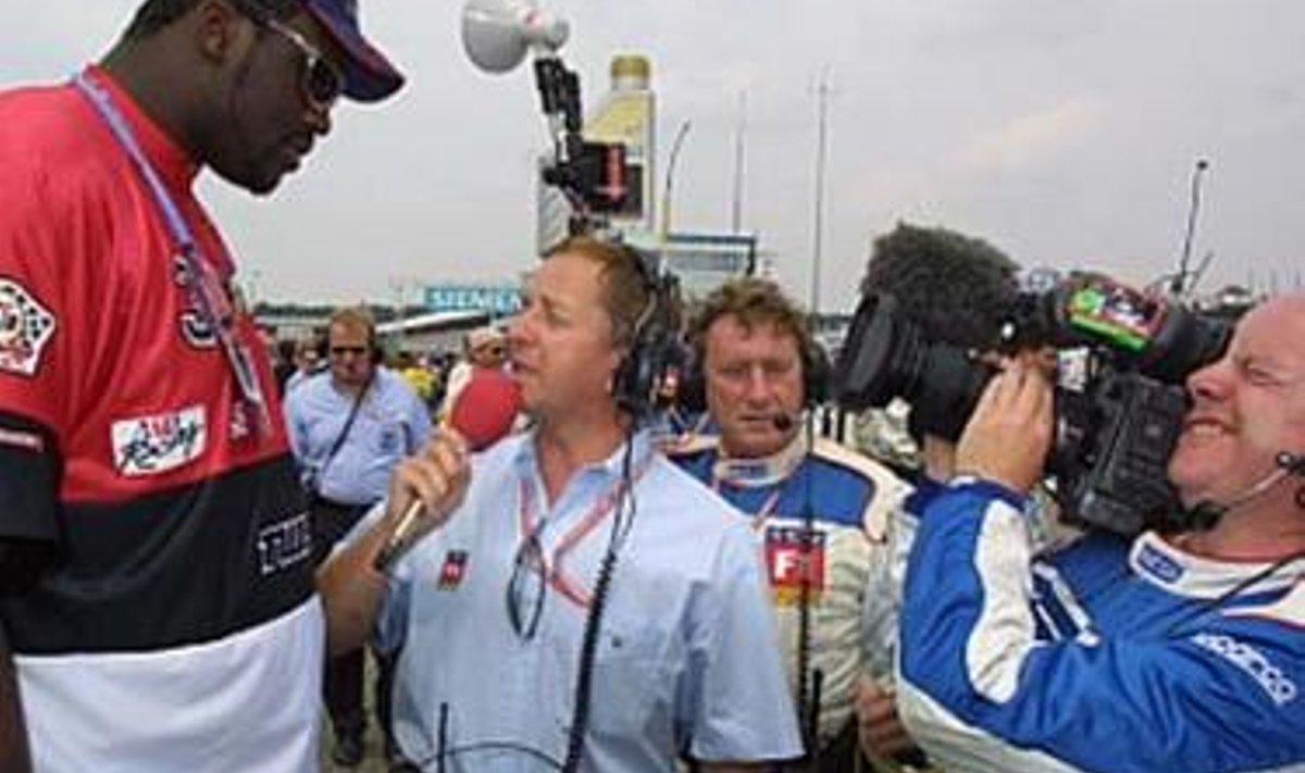 Shaq O`Neill külastamas F1 Saksamaa etappi, kus TV kommentaator ja endine vormelipiloot Martin Brundle üritab oma küsimustega temani ulatuda.