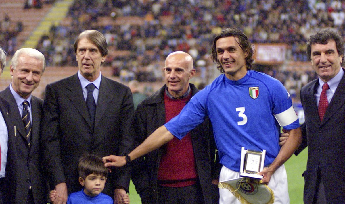 Cesare Maldini (paremalt neljas) ja tema poeg Paolo Maldini (paremalt teine) 2000. aastal