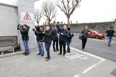 "ERIÜKSUSLANE EESTIST": Kohalik press ootab Dublini ringkonnakohtu ees Imre Araka saabumist. Foto tehtud möödunud aasta alguses.