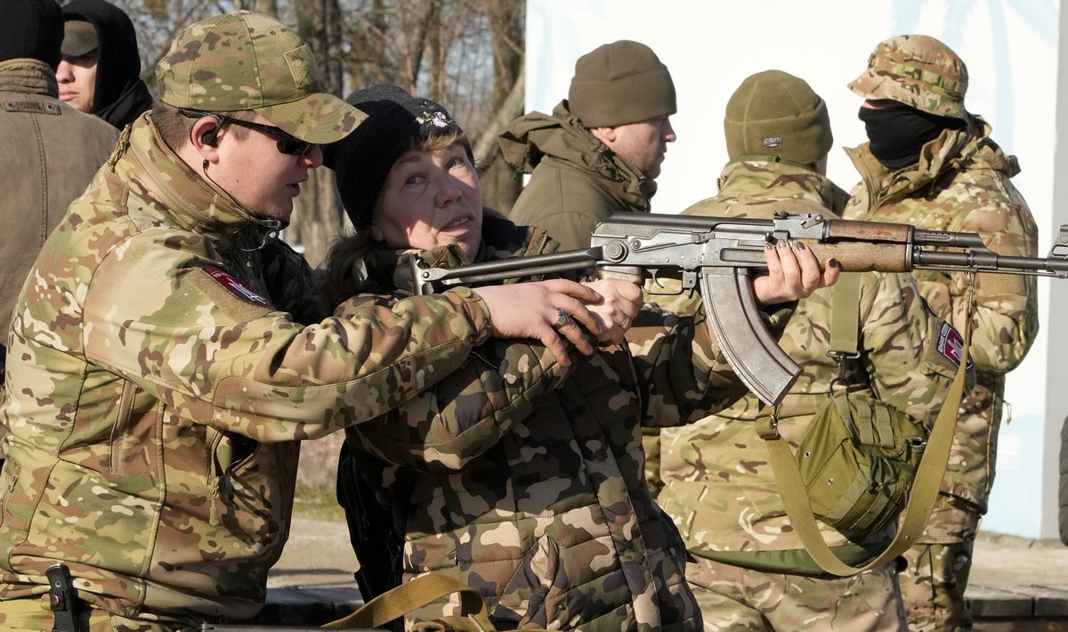 Azovi pataljoni võitlejad tutvustasid eile Mariupoli elanikele relvakäsitsemist.