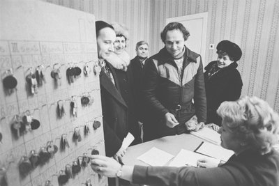 Lasnamäe Elamuekspluatsiooni Valitsuse tehnikaosakonna insener Urve Nisu annab kätte uute korterite võtmeid, 1980