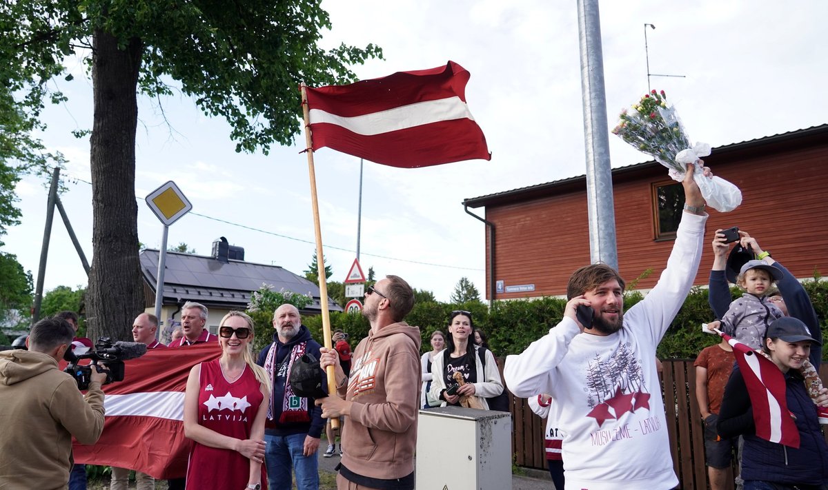 Läti kombe kohaselt tuuakse hokis kaotanud riigi saatkonna ette lilli. Fännid USA esinduse ees