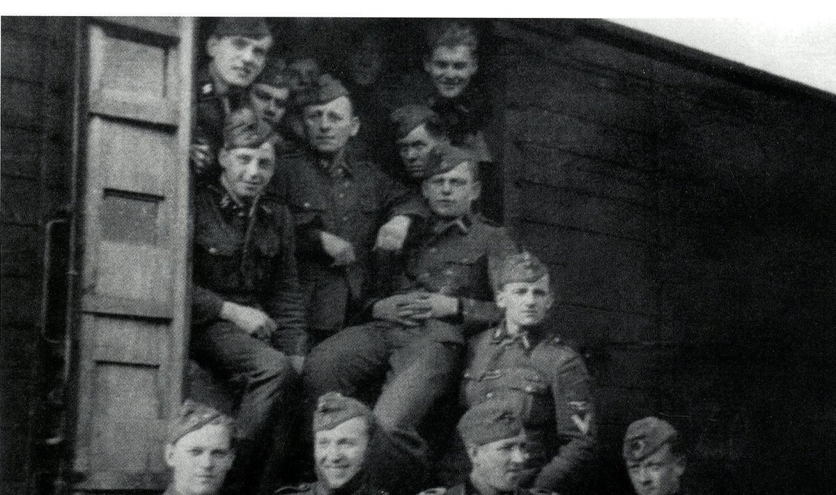 Pataljon Narva mehed vagunis. Foto raamatust.